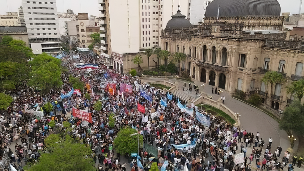 Masiva Marcha Federal  Universitaria en tucuman